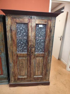 un meuble en bois avec une porte en verre dans une pièce