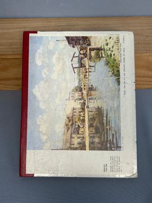 un livre posé sur une étagère posée sur une table