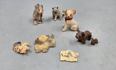 beaucoup de petites figurines de chiens par terre