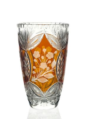 un vase en verre avec un motif floral