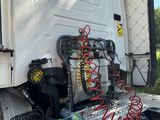 un camion avec tout un tas de bobines à l'arrière