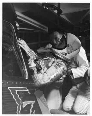 une vieille photo en noir et blanc d'un homme en combinaison spatiale