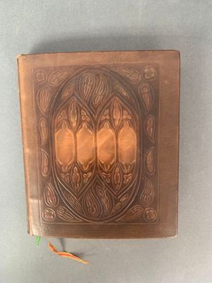 un livre marron orné d'un motif complexe