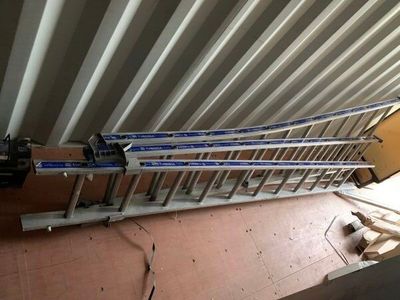 beaucoup d'échelles posées sur une table