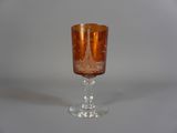 un verre à vin posé sur une table