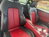 l'intérieur d'une voiture avec des sièges en cuir rouge et noir