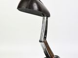 une image d'une lampe de bureau sur fond blanc