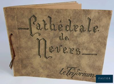 un vieux livre sur lequel est écrit « Calede de Deves »