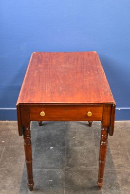 une petite table en bois avec un tiroir