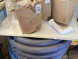 une pile de cartons posée sur une pile de tuyaux