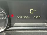 un gros plan du compteur de vitesse sur le tableau de bord d'une voiture
