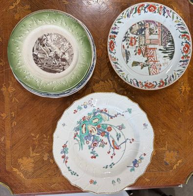 trois assiettes posées sur une table au plateau en bois