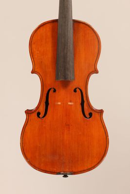 un vieux violon avec un archet sur fond blanc