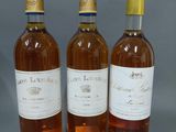 trois bouteilles de vin posées l'une à côté de l'autre sur une table
