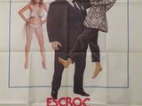 une vieille affiche de cinéma représentant un homme et une femme en smoking