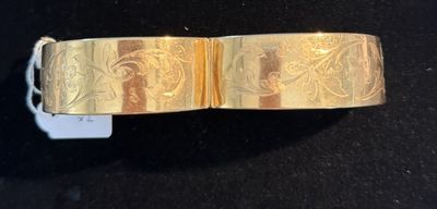 une image d'un bracelet en or et un bracelet en or
