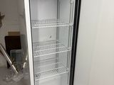 une photo d'un réfrigérateur dans une pièce en cours de rénovation