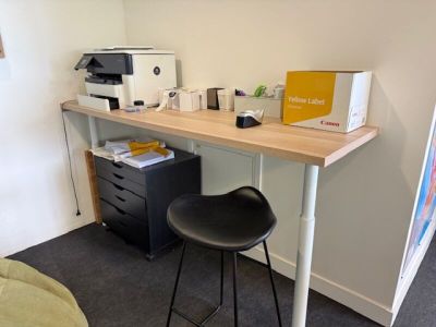 un bureau sur lequel se trouvent une chaise et une imprimante