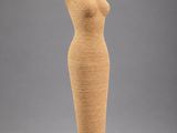 un mannequin en bois surmonté d'une balle