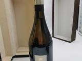 une bouteille de vin posée sur une table