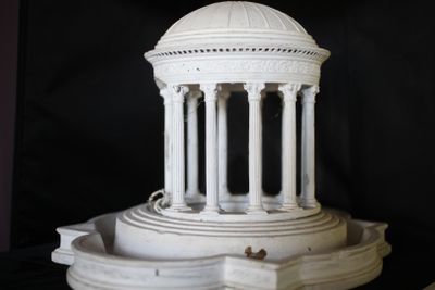 une maquette blanche d'un bâtiment avec des colonnes et un dôme