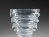 un vase en verre orné d'un motif en spirale