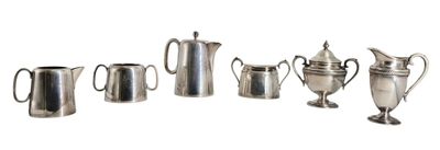 Lot en métal argenté comprenant 6 pièces : verseuse, sucrier…
