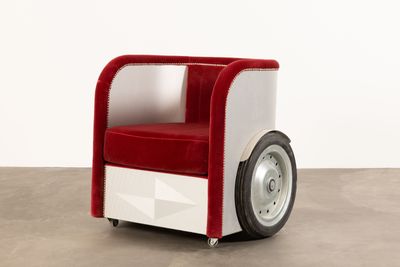 une image représentant une chaise rouge et blanche à roulettes
