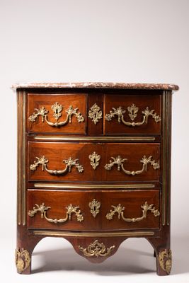une commode ancienne avec un plateau en marbre sur fond blanc