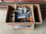 une boîte contenant de nombreux objets