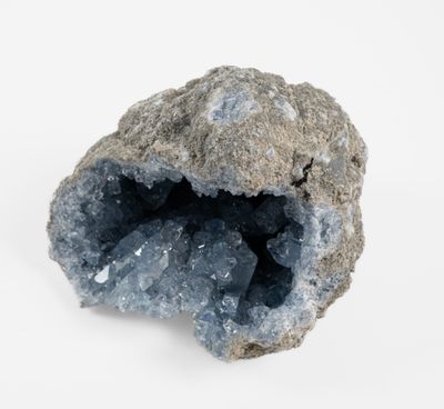 une image représentant un morceau de roche contenant une autre roche à l'intérieur