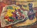 un tableau représentant une assiette de fruits et une bouteille posées sur une table