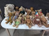 beaucoup d'ours en peluche posés sur une table