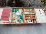 une boîte contenant un grand nombre d'objets différents