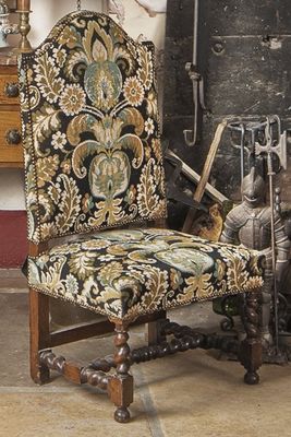 une chaise qui se trouve devant une cheminée