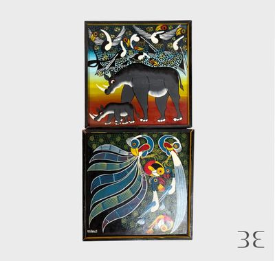 deux tableaux accrochés au mur d'une pièce, représentant un chat et un oiseau