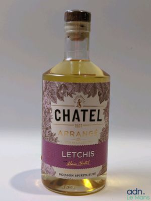 un gros plan sur une bouteille d'alcool posée sur une table
