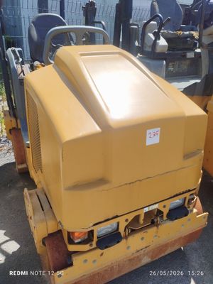 une grosse machine jaune posée sur une palette