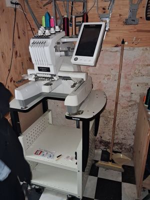 une image représentant une machine à coudre dans une pièce