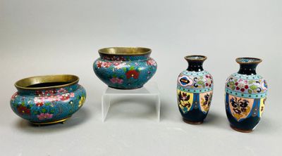 quatre vases en cloisonné sont posés sur un socle
