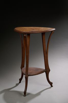 une table en bois surmontée d'une étagère, dans une pièce sombre
