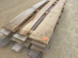 plusieurs morceaux de bois sont empilés les uns sur les autres par terre