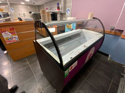 UN LOT UNIQUE COMPOSE Une vitrine vitrine à glaces