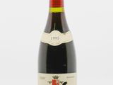 gros plan d'une bouteille de vin sur une surface blanche