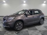 la voiture grise est garée dans le garage sur un sol en damier