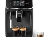une machine à café noir avec deux tasses de café à côté