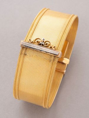 un bracelet en or jaune 18 carats avec un fermoir serti de diamants