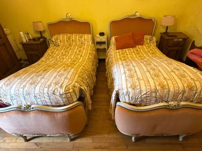 deux lits posés l'un à côté de l'autre sur le sol