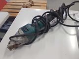 une photo d'un outil électrique filaire posé sur une table