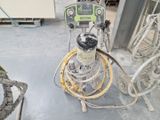 une machine posée sur le sol de la pièce